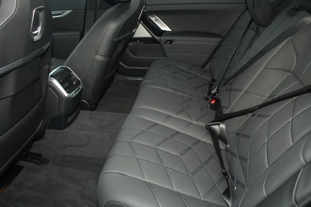 Used 2025 BMW i7 xDrive60 image 23