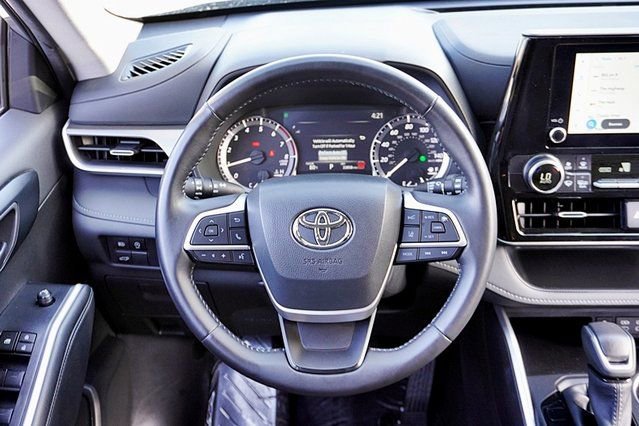 Used 2025 Toyota Highlander LE FWD image 19
