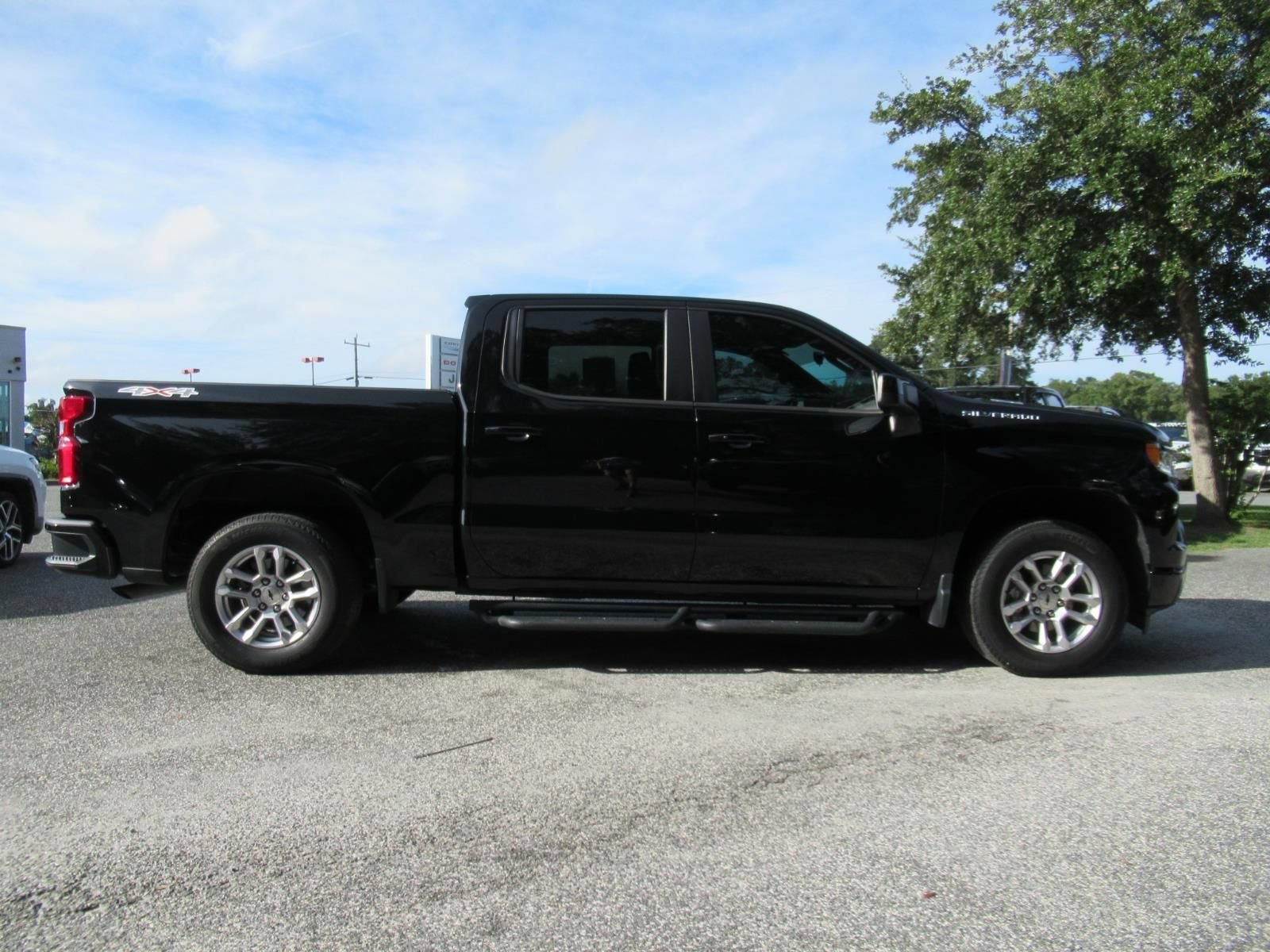 Used 2023 Chevrolet Silverado 1500 RST AWD/4WD image 2