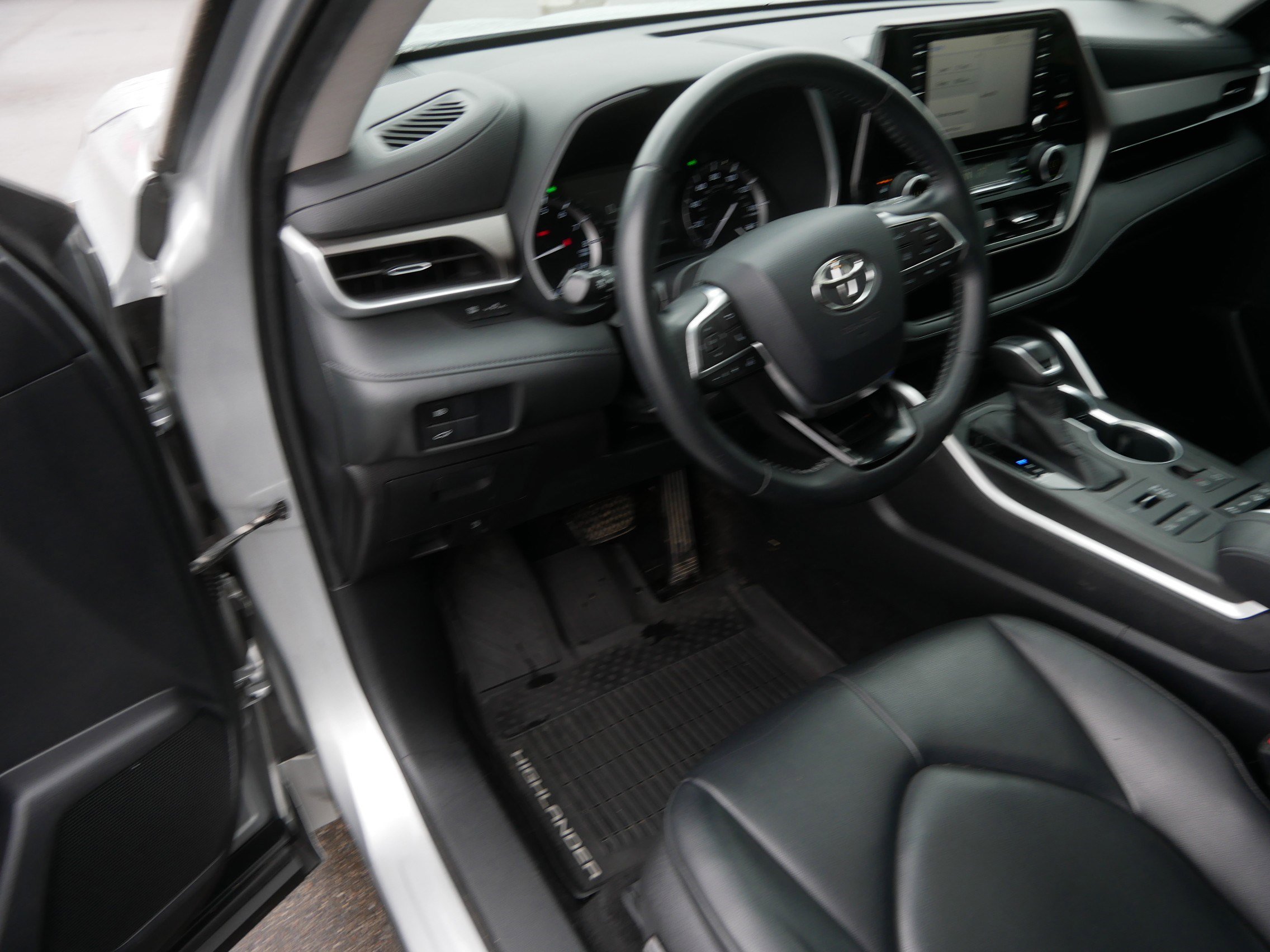 Used 2020 Toyota Highlander XLE AWD/4WD image 22