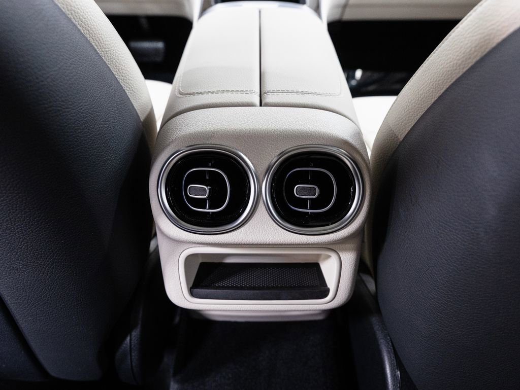 Used 2025 Mercedes-Benz GLC 350e 4MATIC w/ Driver Assistance Package image 28