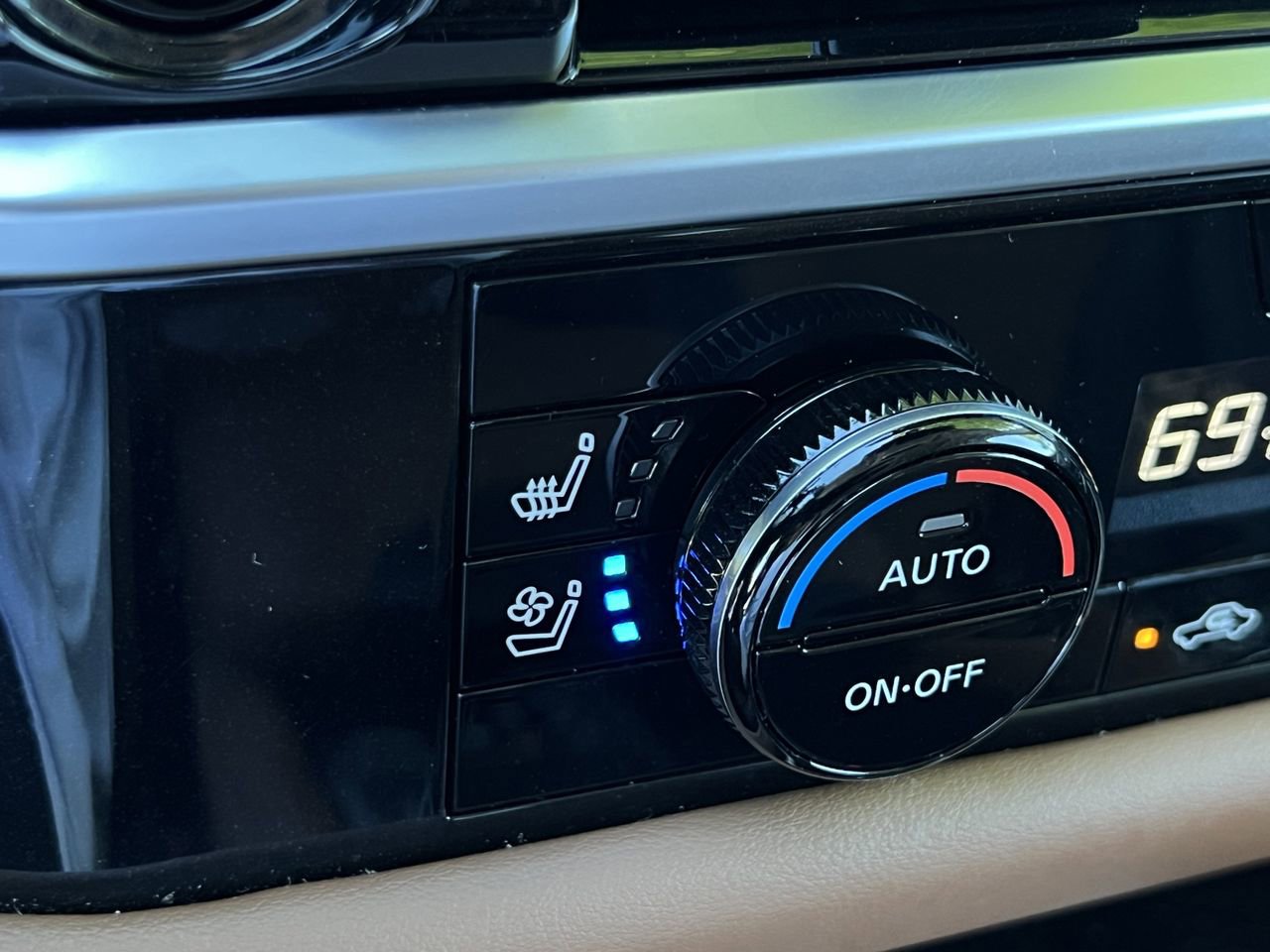 Certified 2025 Nissan Pathfinder Platinum w/ Cargo Package image 17