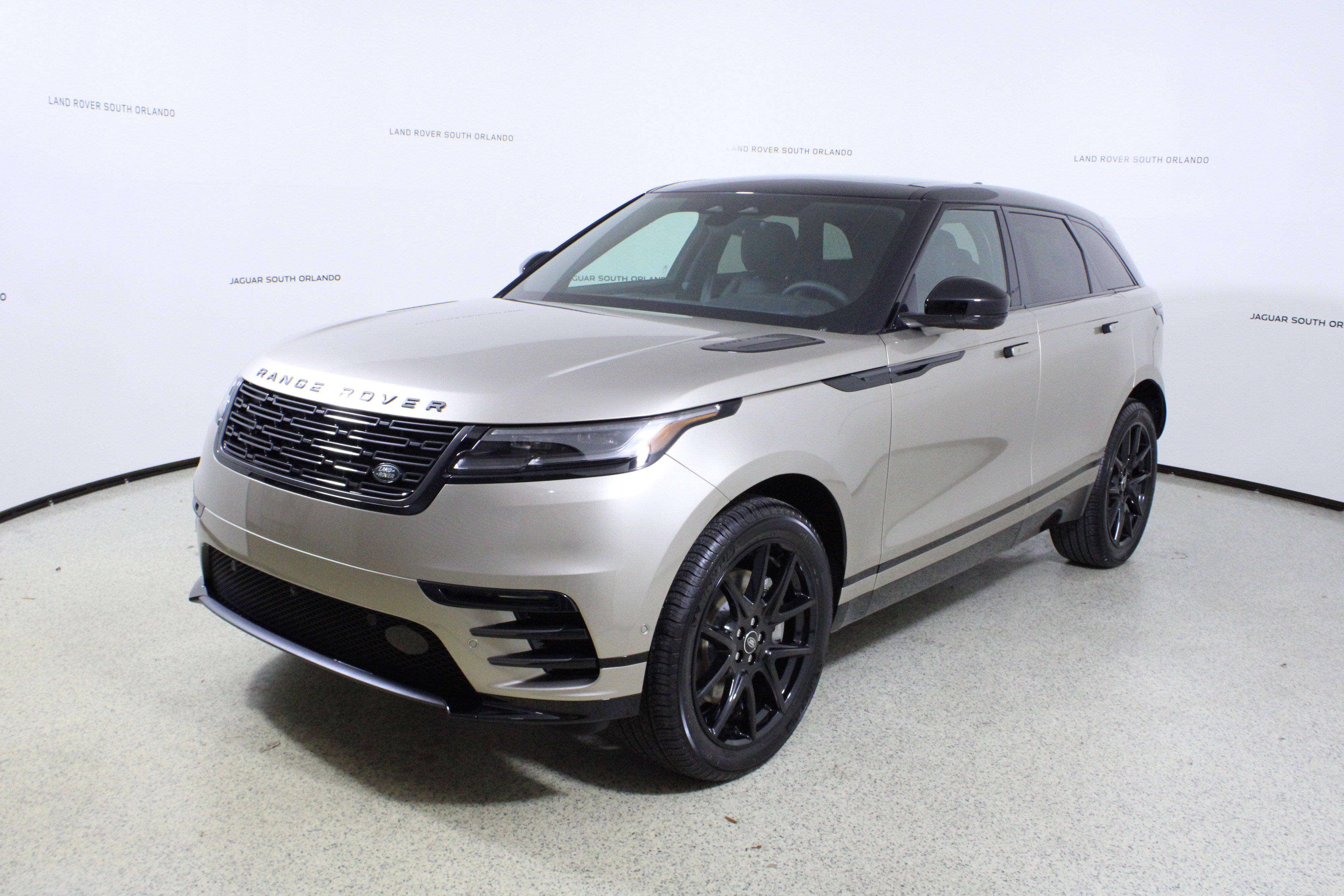 New 2026 Land Rover Range Rover Velar Dynamic SE AWD/4WD image 4
