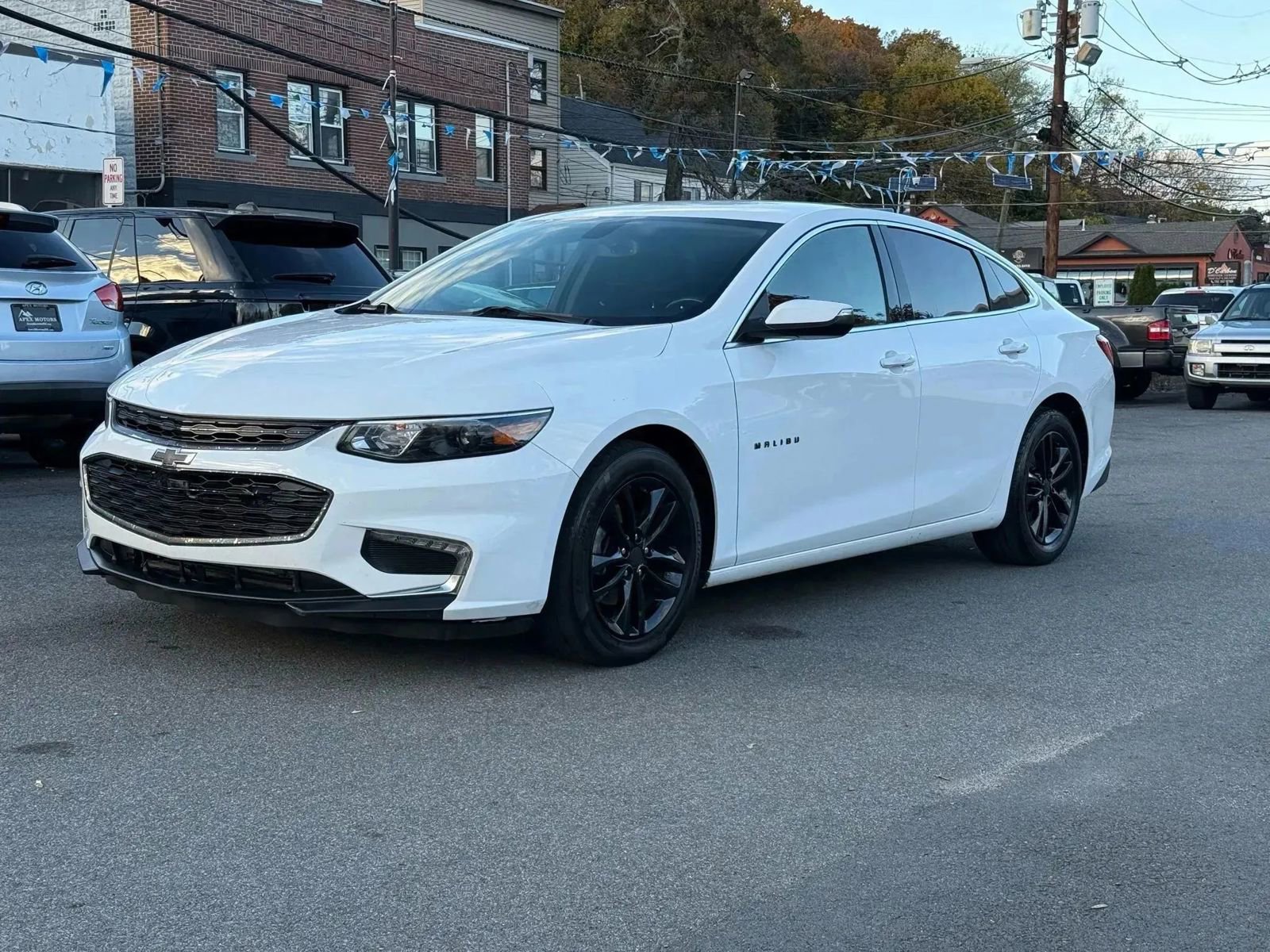 Used 2018 Chevrolet Malibu LT FWD image 1