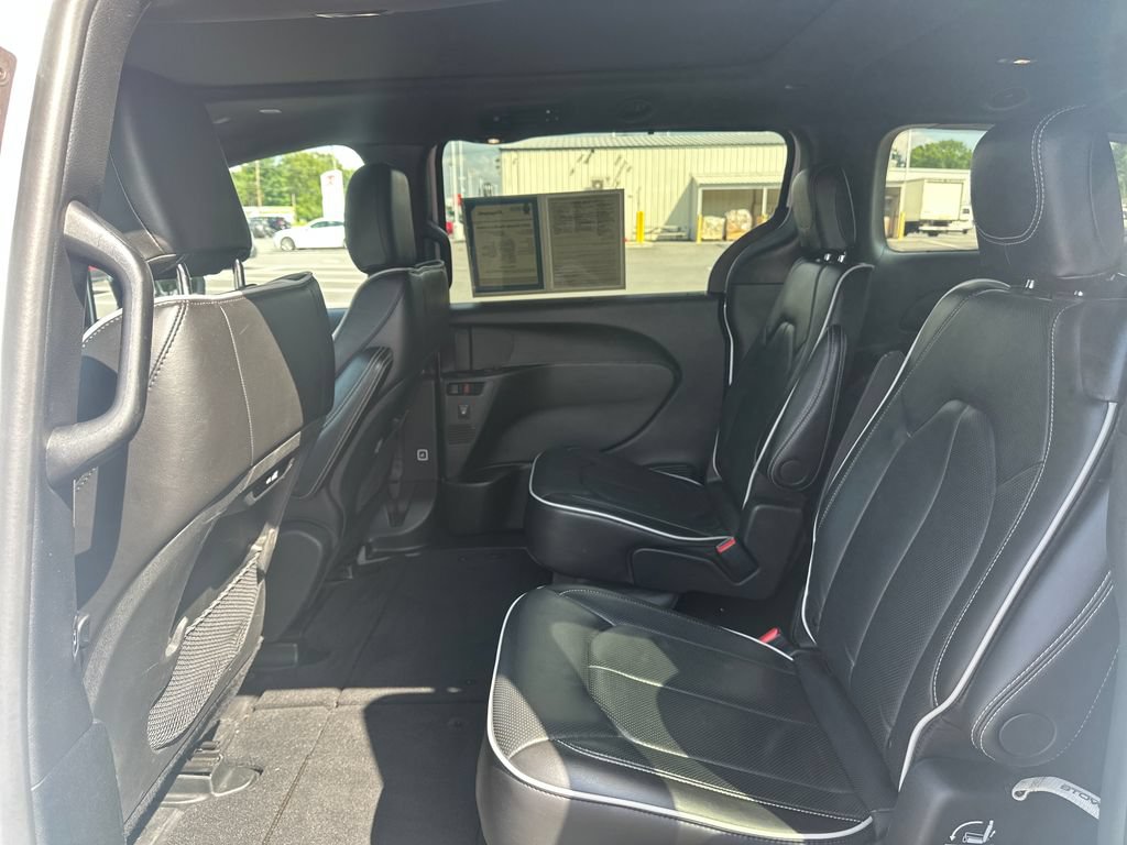 Used 2025 Chrysler Pacifica Limited FWD image 17