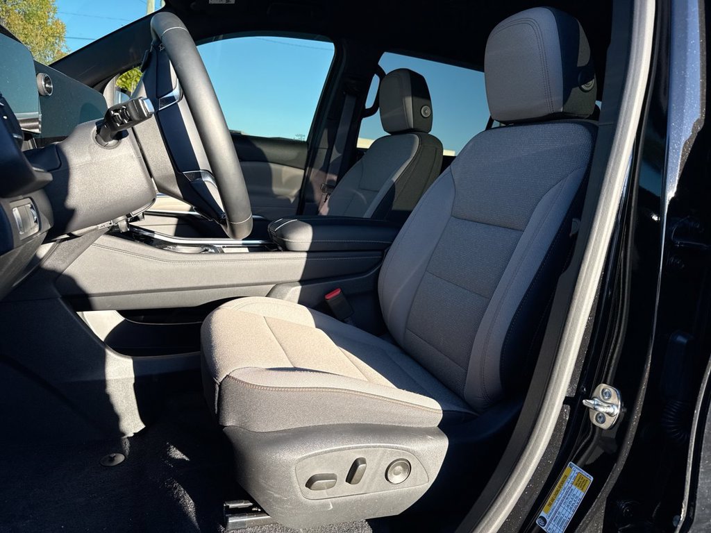 Used 2026 Chevrolet Traverse LT w/ Midnight/Sport Edition FWD image 9