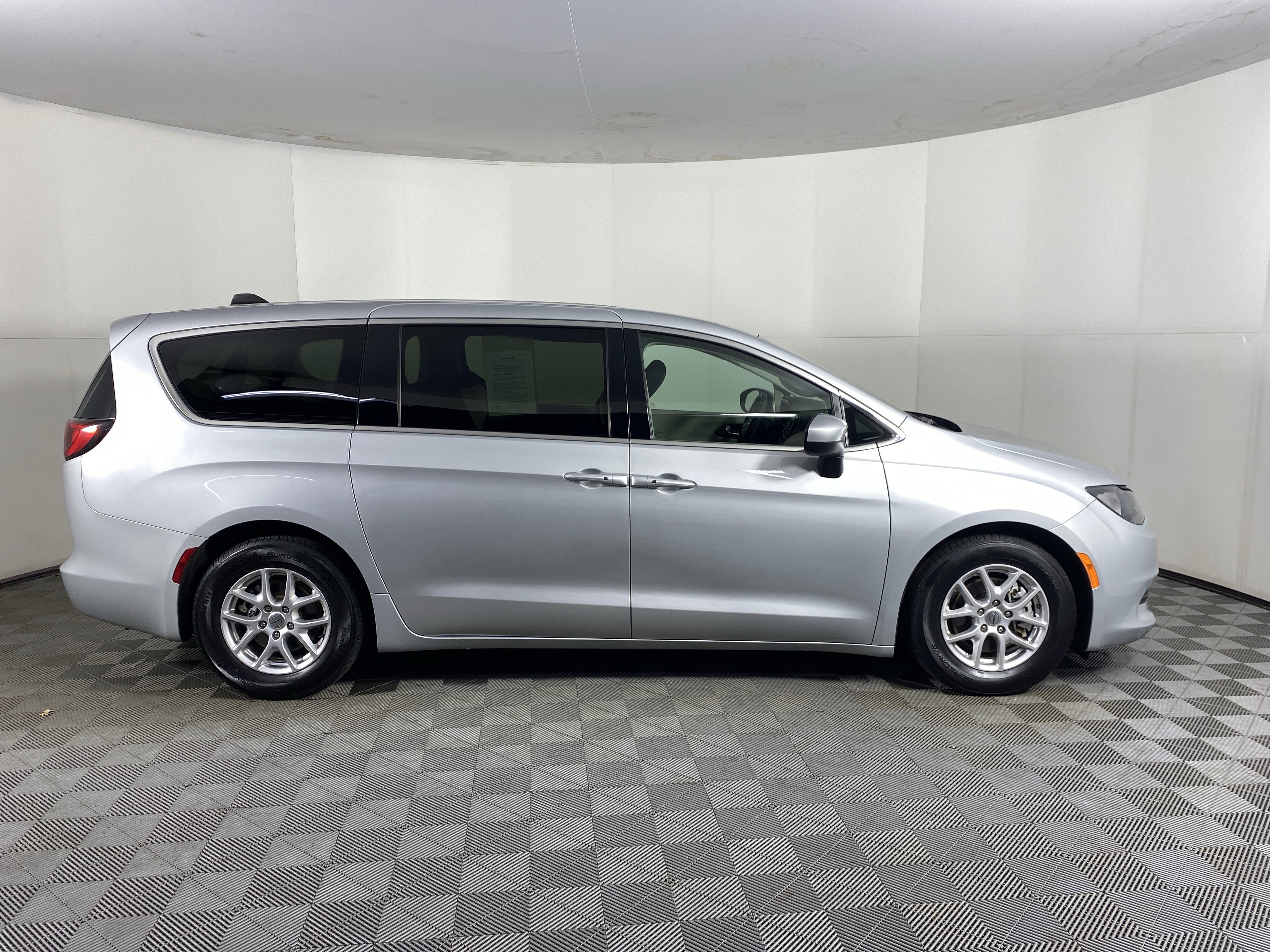 Used 2023 Chrysler Voyager LX image 6