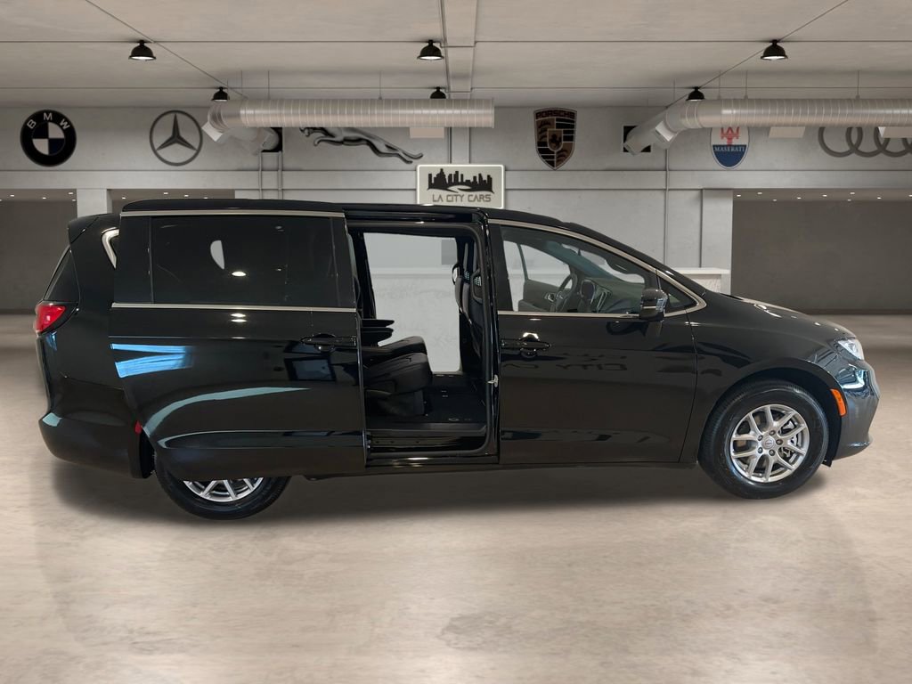 Used 2026 Chrysler Pacifica Select image 25