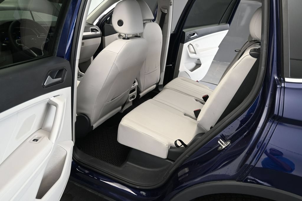 Used 2023 Volkswagen Tiguan SE w/ Panoramic Sunroof Package FWD image 11