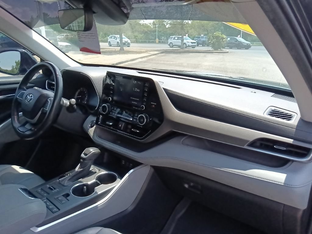 Used 2022 Toyota Highlander XLE AWD/4WD image 35