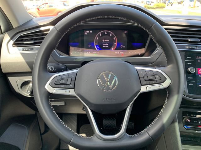 Used 2022 Volkswagen Tiguan SE image 17