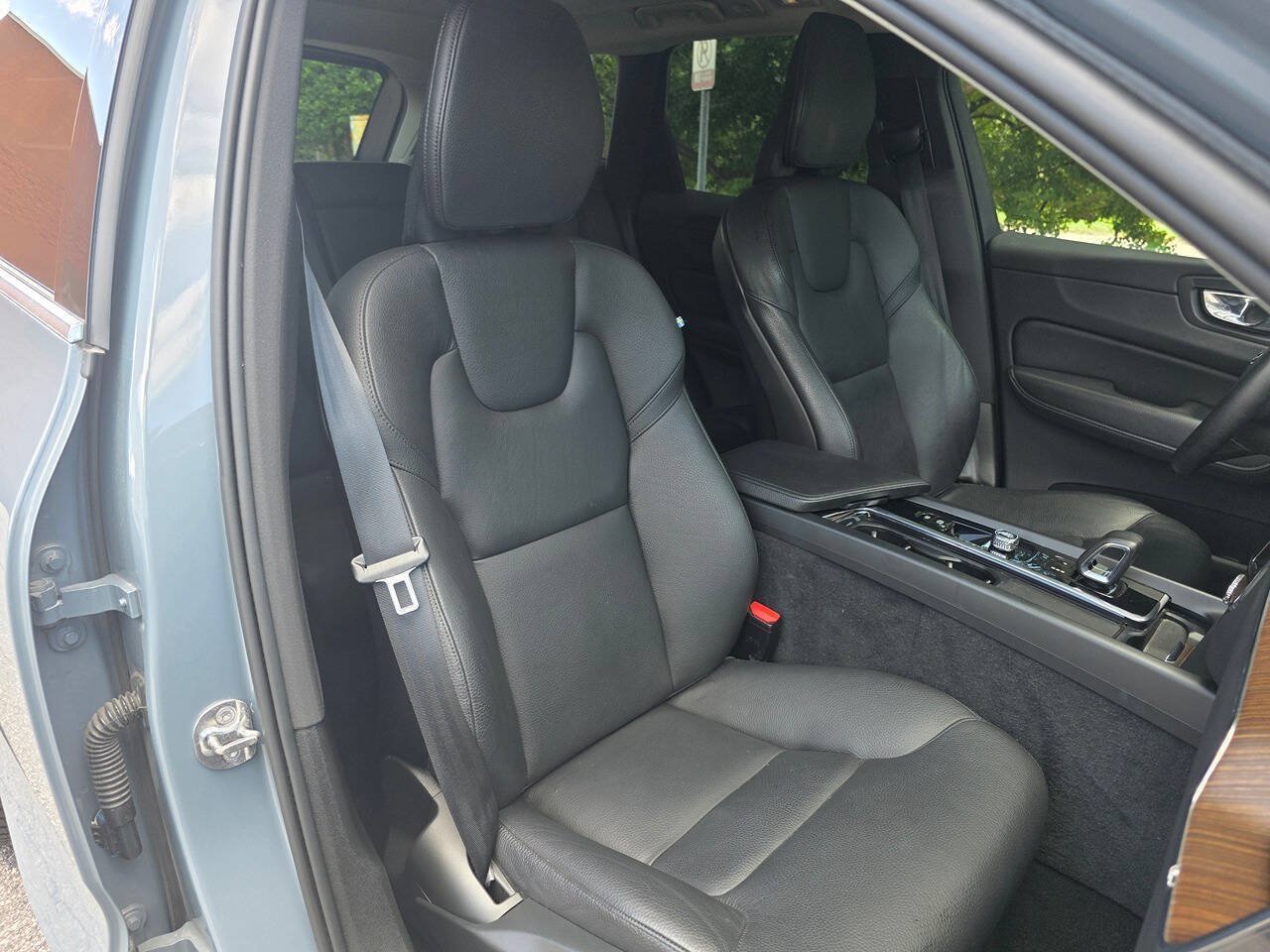 Used 2022 Volvo XC60 B5 Momentum w/ Climate Package AWD/4WD image 36