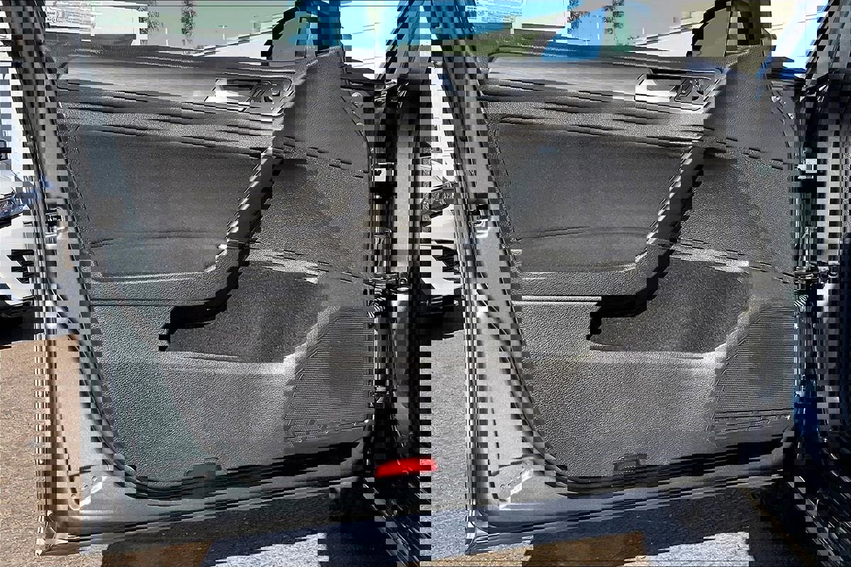 Used 2019 Volkswagen Golf S image 4