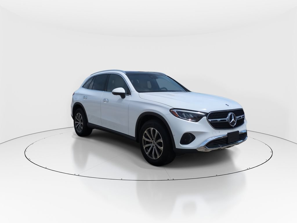 Used 2025 Mercedes-Benz GLC 300 4MATIC image 2