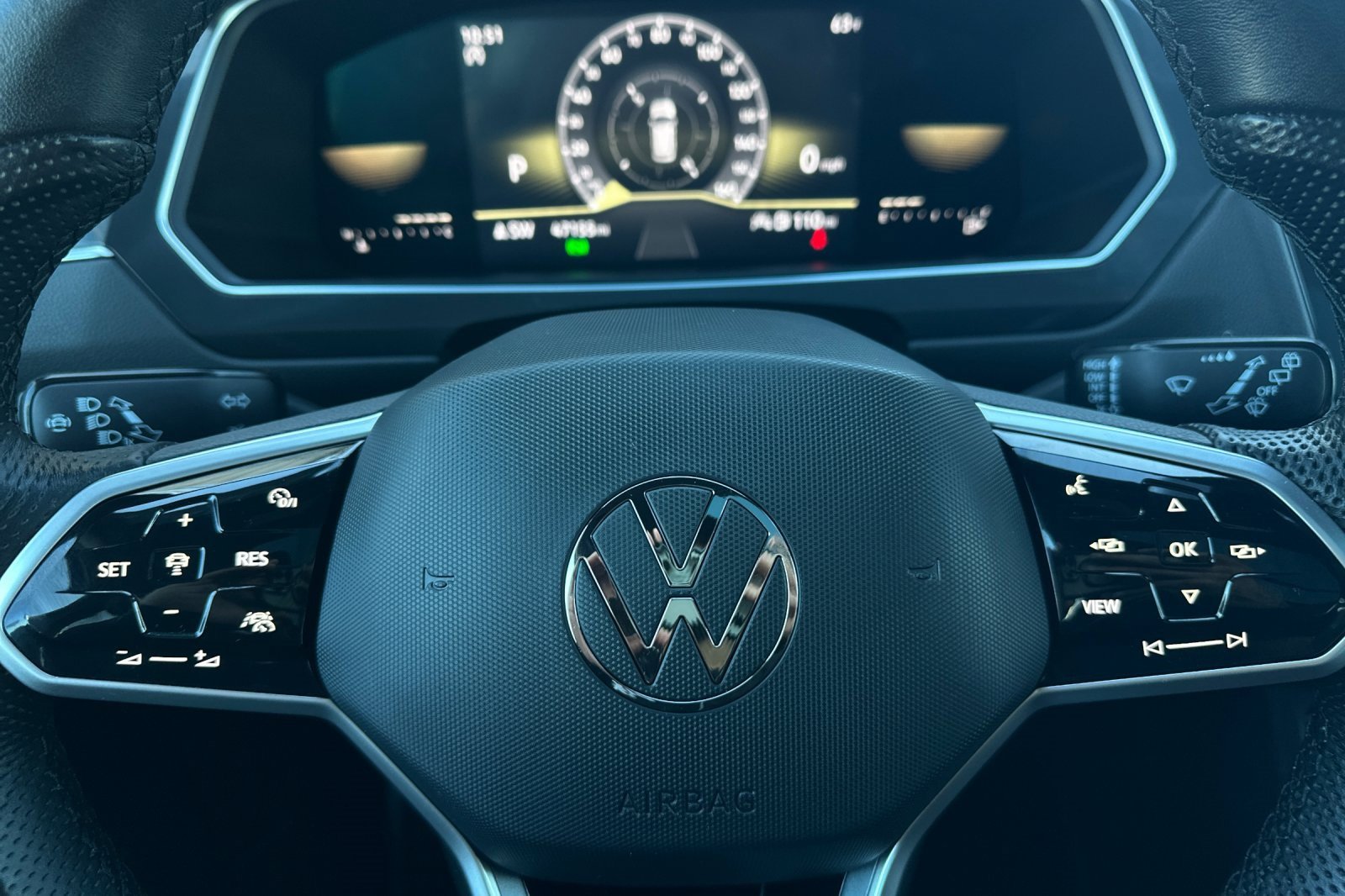 Certified 2022 Volkswagen Tiguan SE R-Line image 25