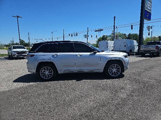 Used 2023 Jeep Grand Cherokee Summit w/ Adv Protech Group IV AWD/4WD image 5