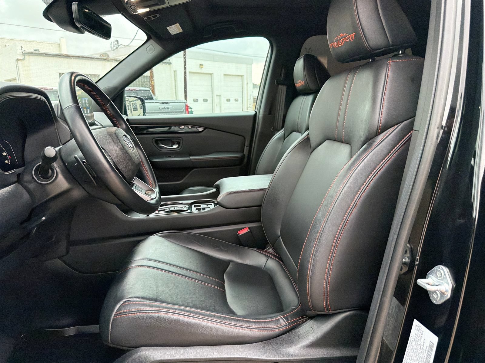 Used 2025 Honda Pilot TrailSport image 14