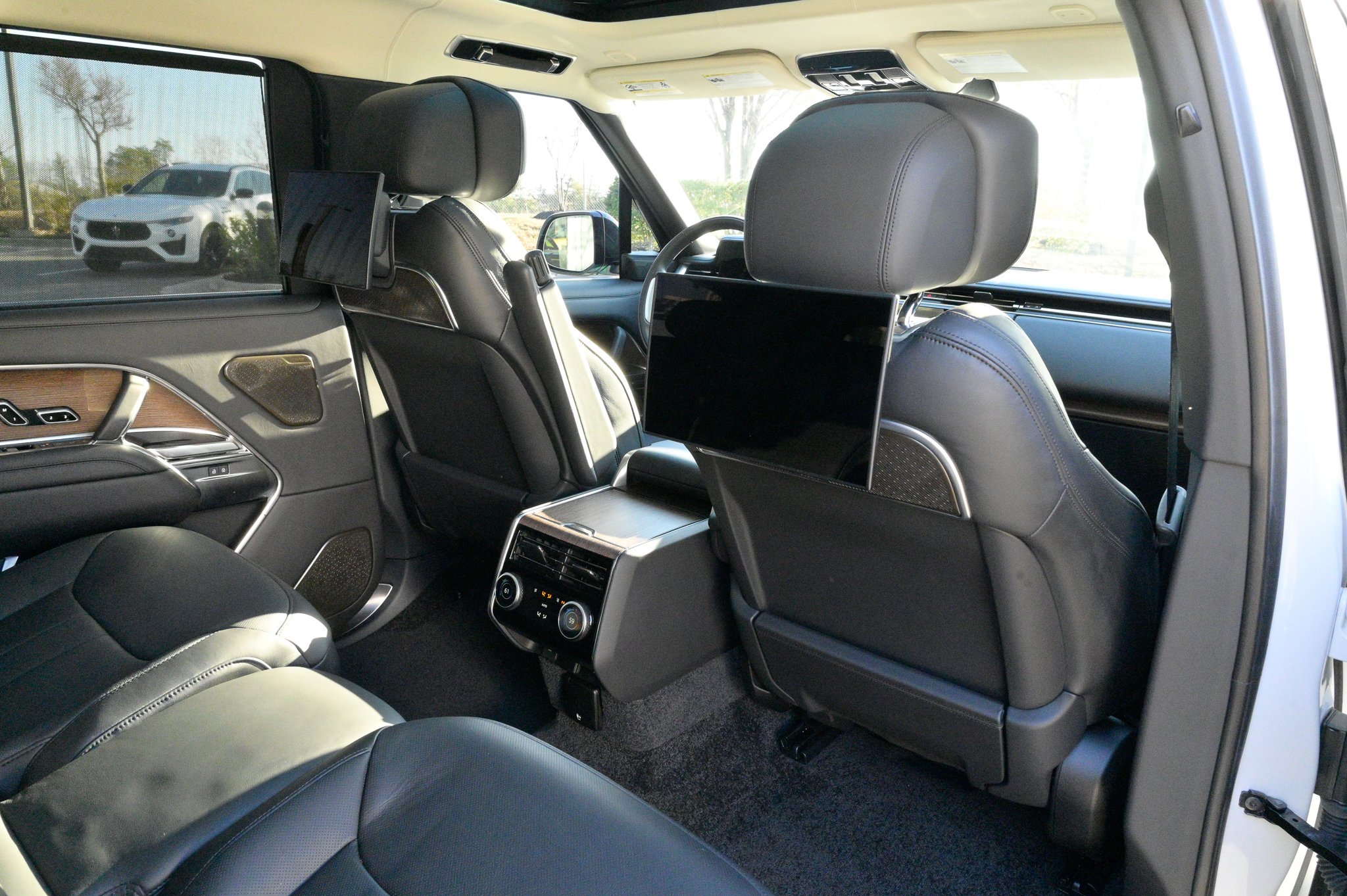 Used 2025 Land Rover Range Rover Long Wheelbase Autobiography image 47