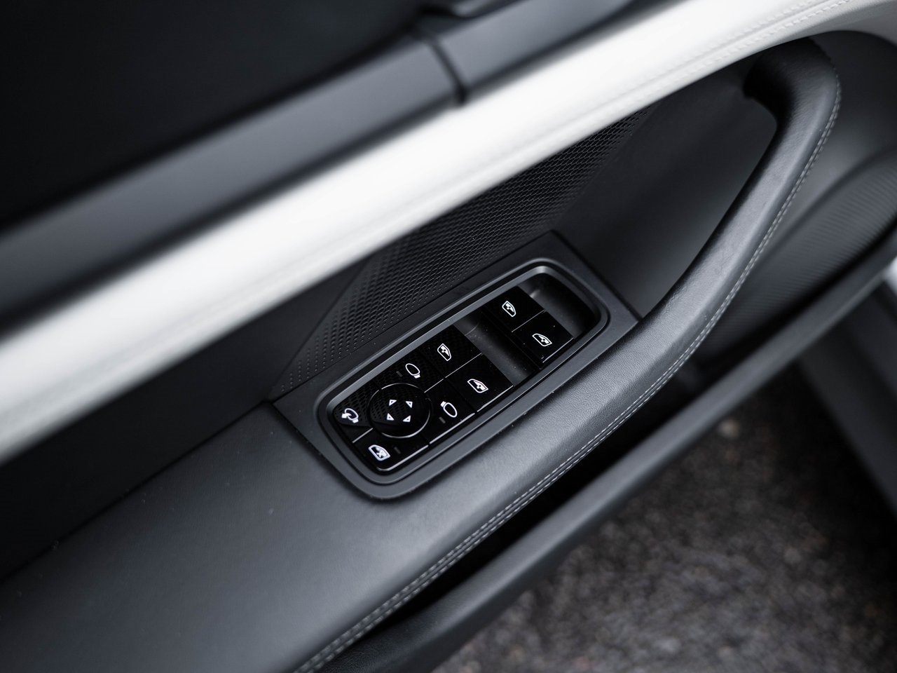 Used 2020 Porsche Taycan 4S image 22