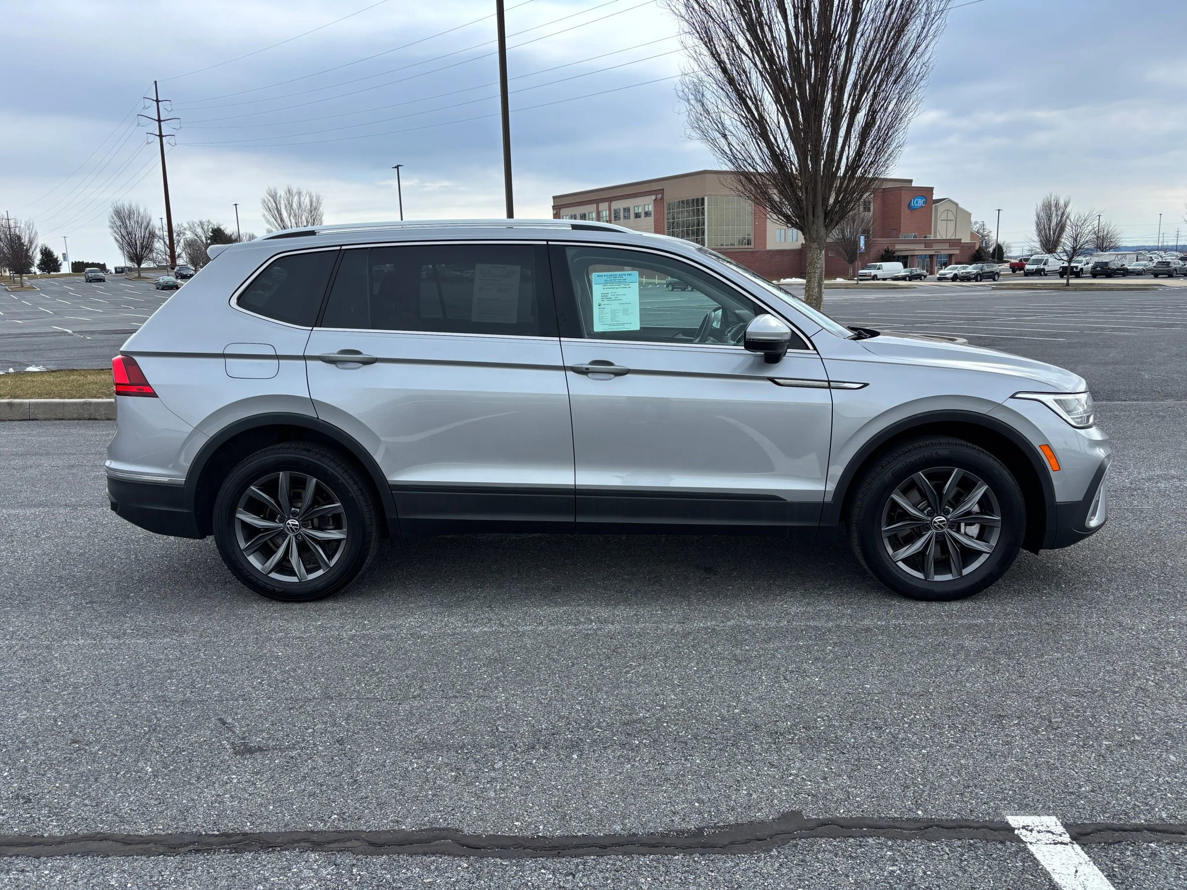 Used 2022 Volkswagen Tiguan SE image 6