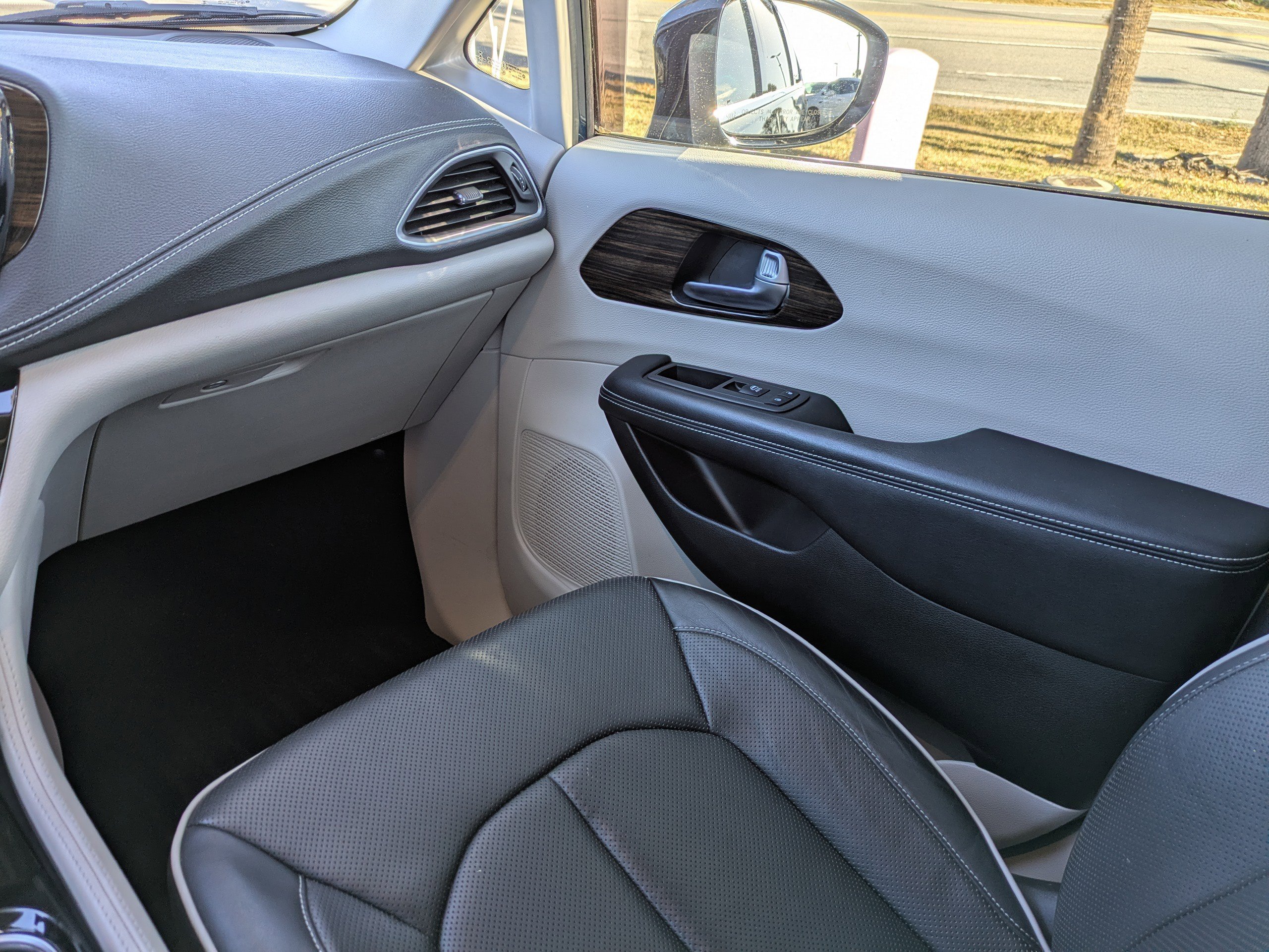 Used 2023 Chrysler Pacifica Limited image 19