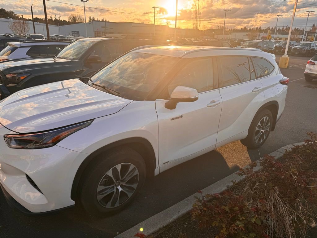 Certified 2021 Toyota Highlander XLE image 2