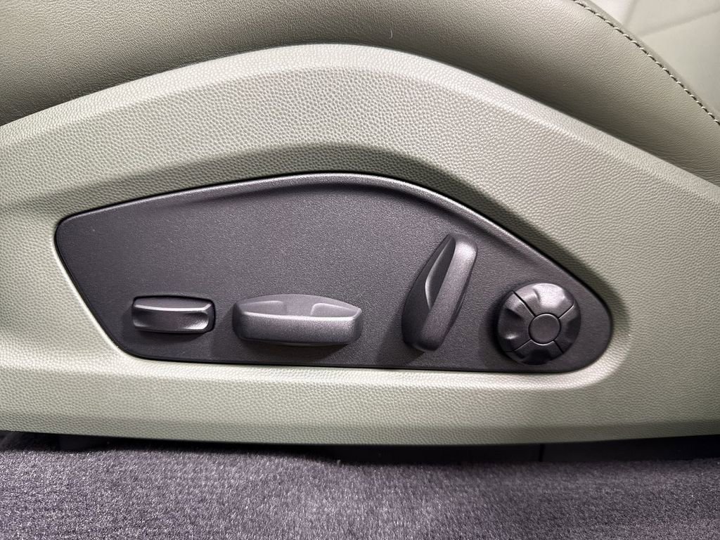 New 2026 Porsche Macan 4 Electric AWD/4WD image 40