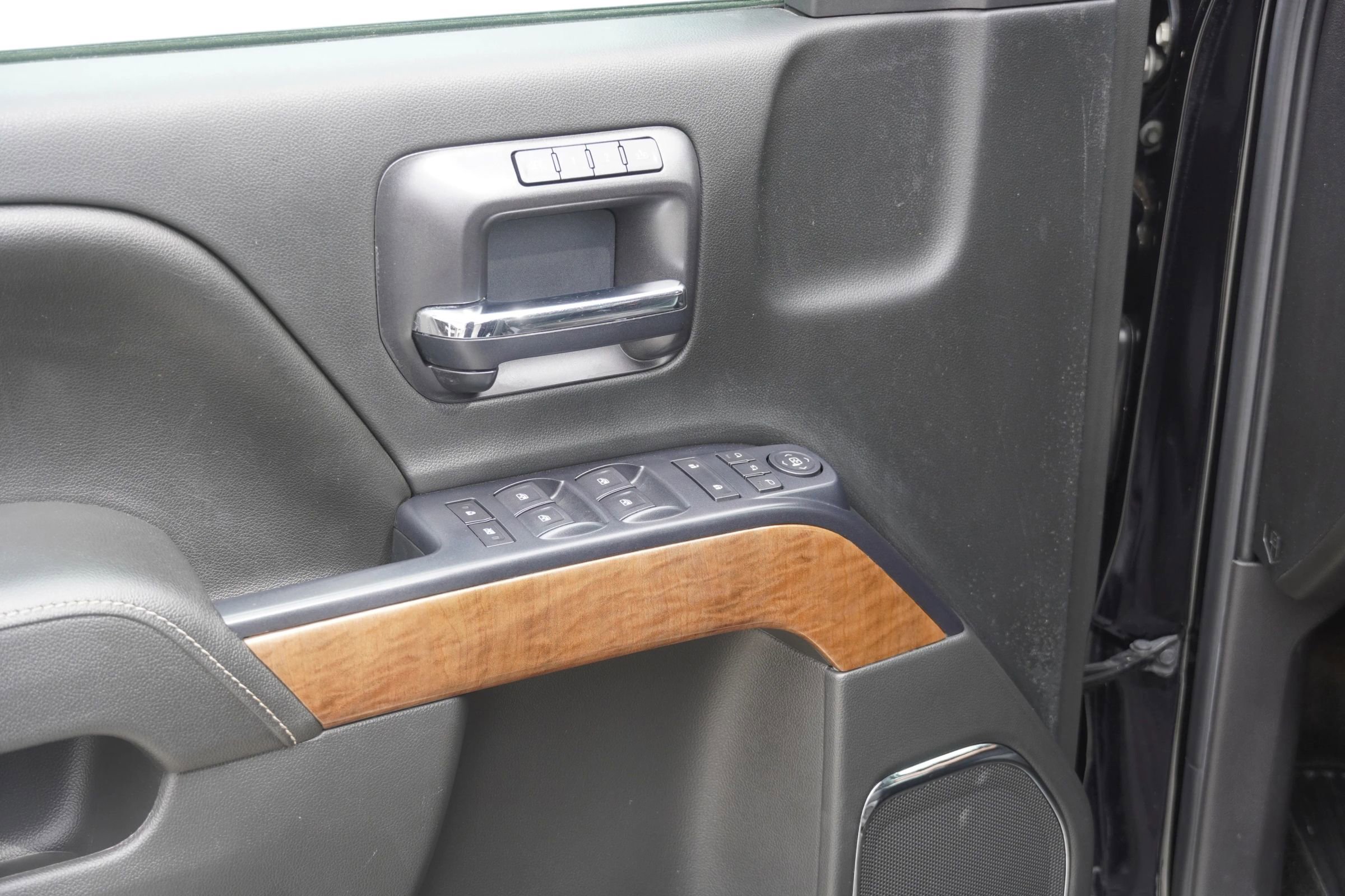 Used 2015 Chevrolet Silverado 1500 LTZ image 22