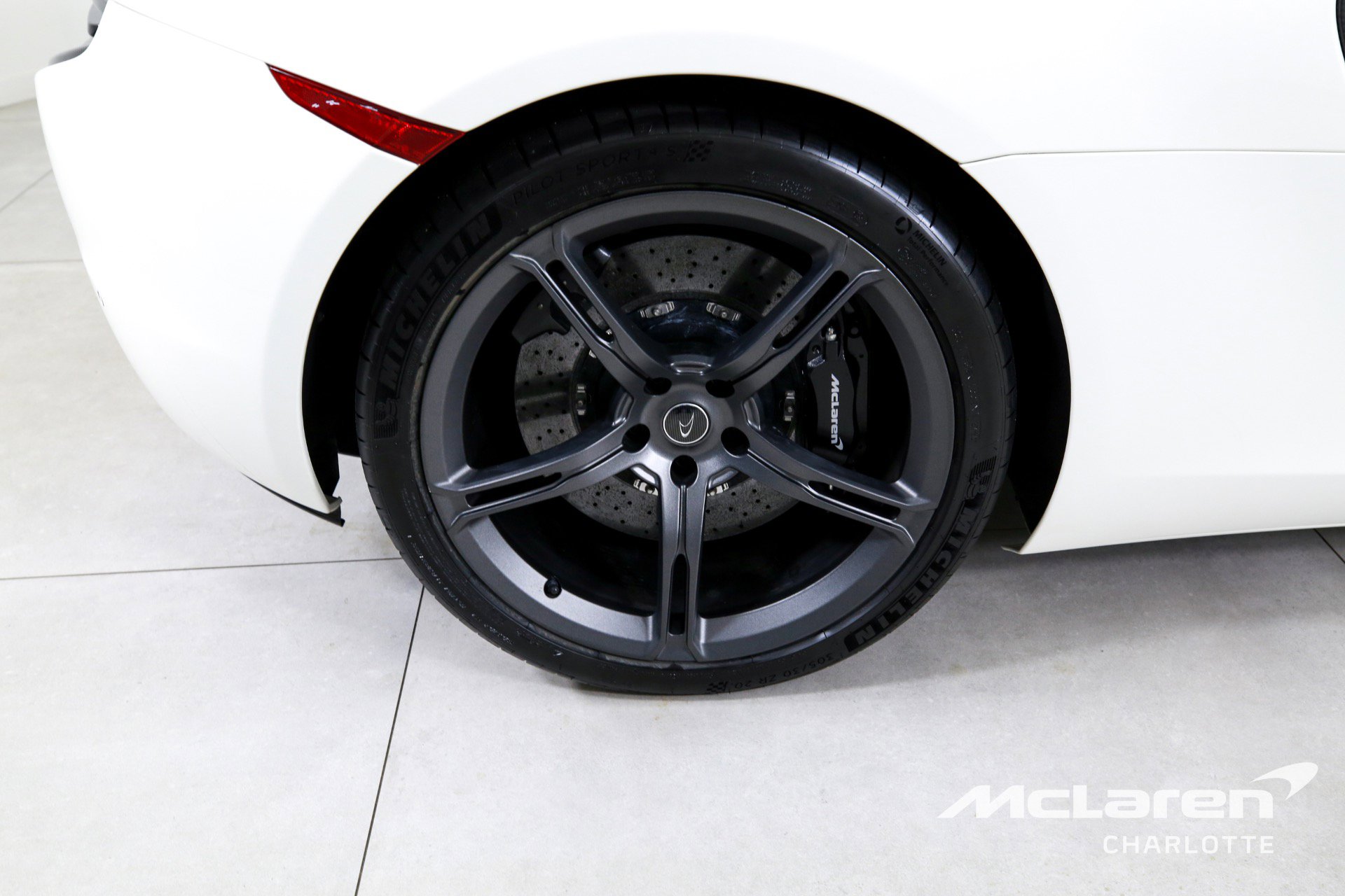 Used 2015 McLaren 650S Spider image 24