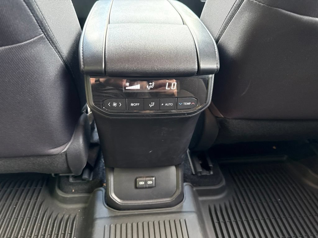 Used 2022 Toyota Highlander LE AWD/4WD image 19