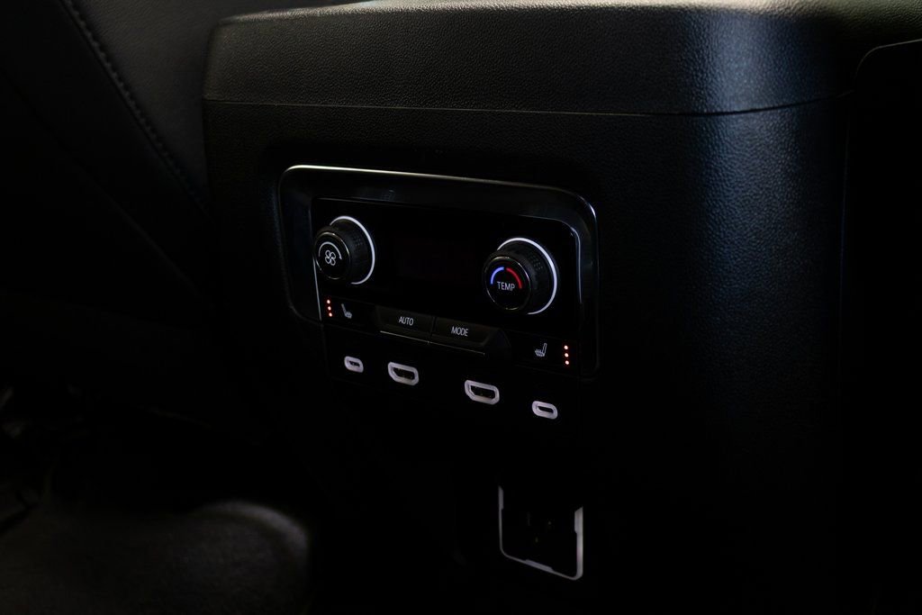 Used 2024 Chevrolet Suburban Z71 w/ Luxury Package image 27