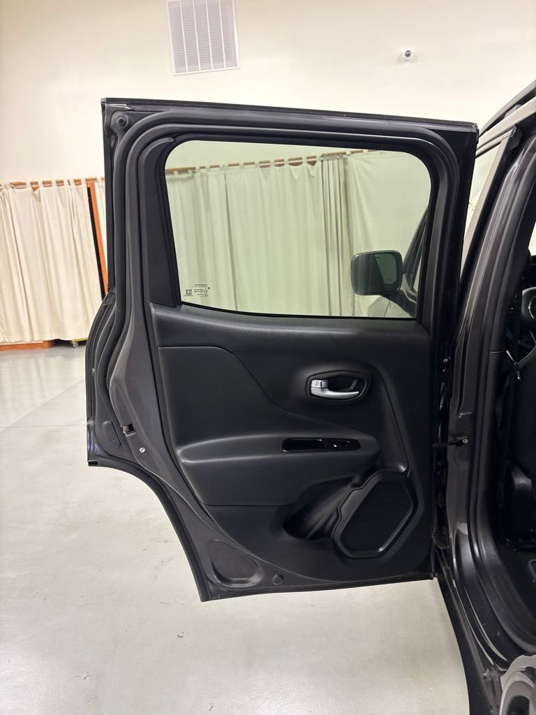 Used 2020 Jeep Renegade Altitude FWD image 21