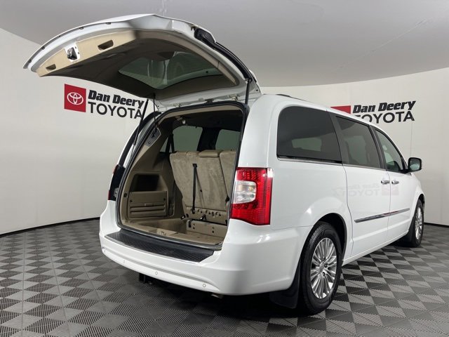 Used 2015 Chrysler Town & Country Touring-L w/ Driver Convenience Group image 18