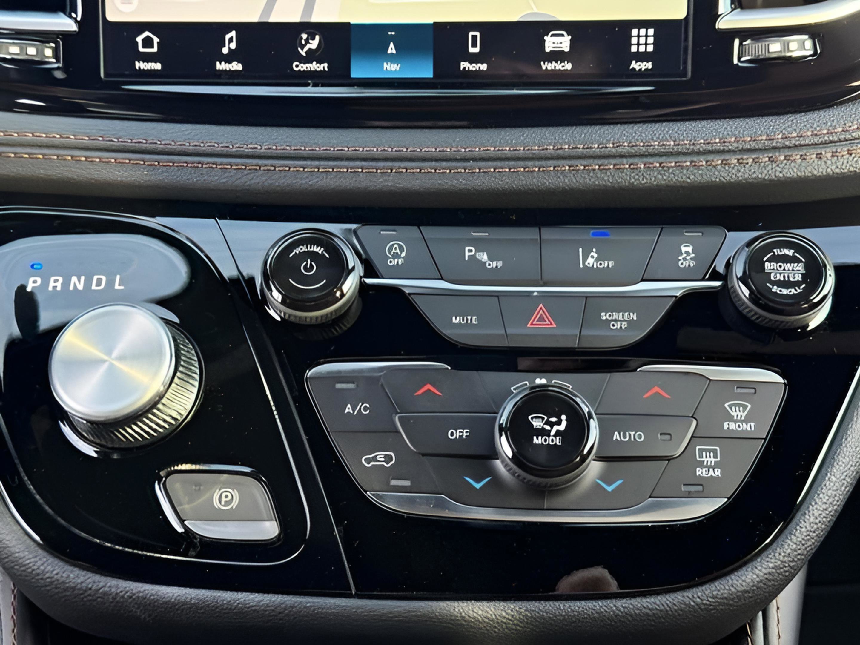 New 2026 Chrysler Pacifica Pinnacle w/ Trailer Tow Group image 24