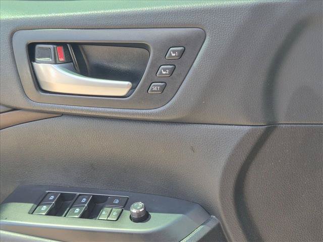 Used 2018 Toyota Highlander Limited FWD image 2