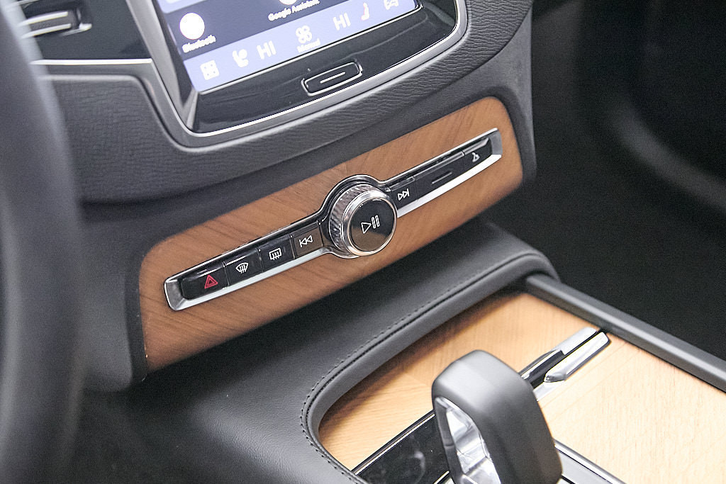 Certified 2024 Volvo XC90 B6 Plus w/ Protection Package Premier AWD/4WD image 16