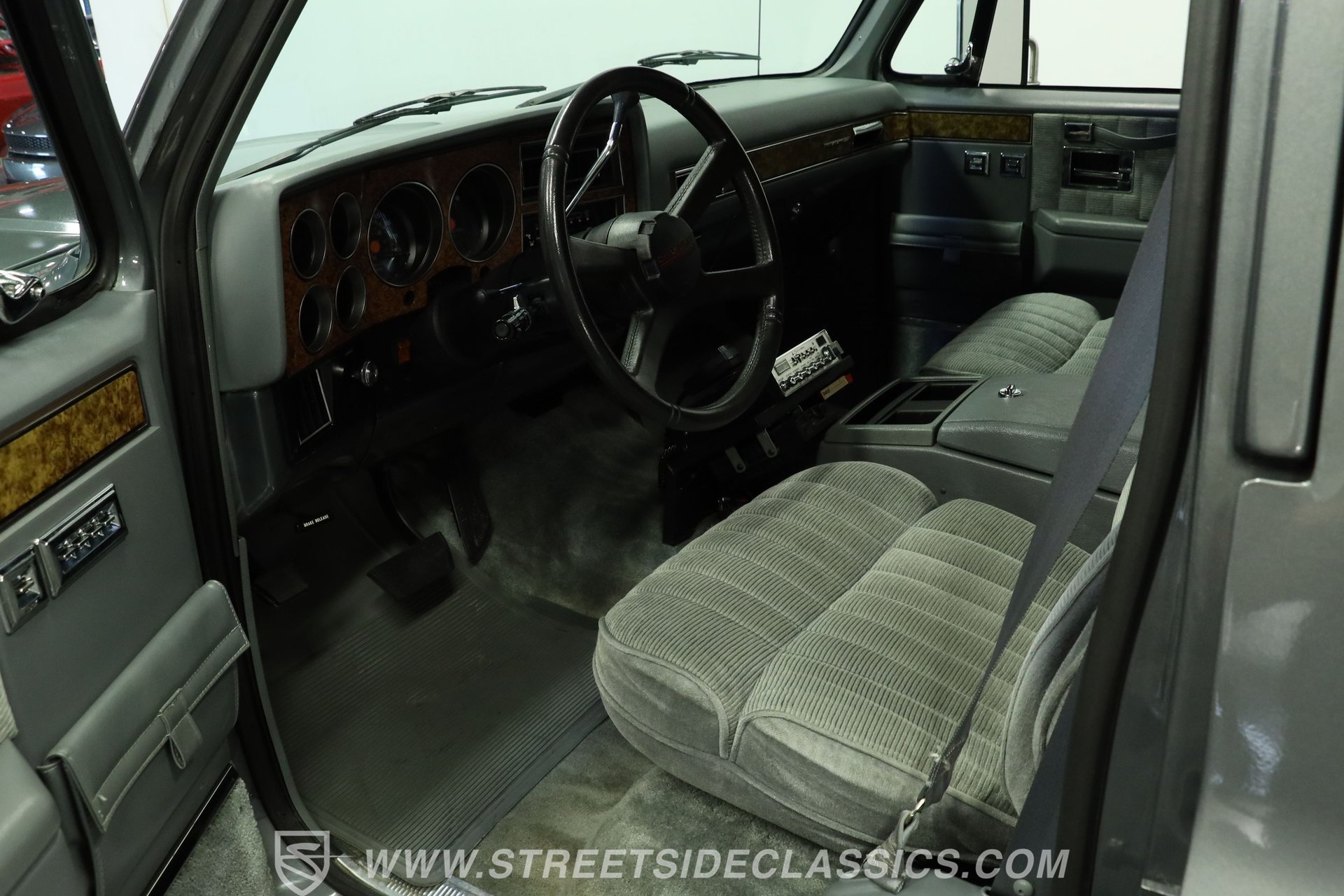 Used 1990 Chevrolet Suburban 2500 RWD image 4