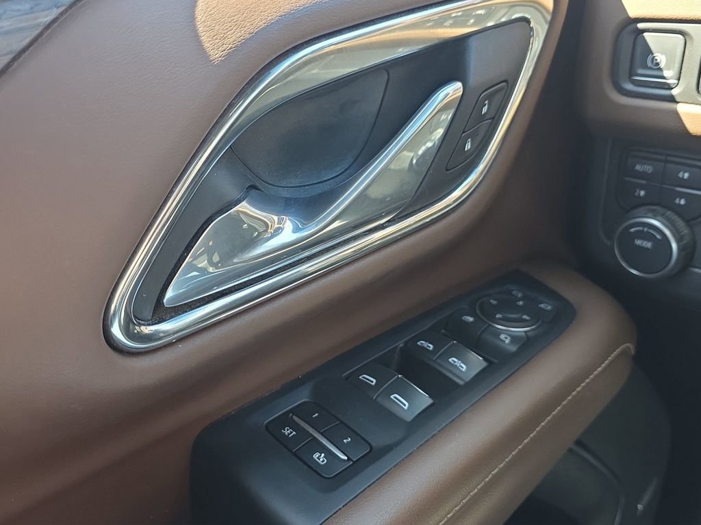 Used 2023 Chevrolet Suburban High Country image 11