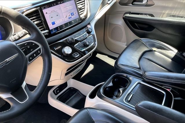 Used 2023 Chrysler Pacifica Touring-L FWD image 17