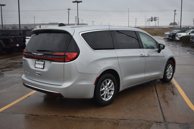 New 2026 Chrysler Pacifica Select image 5