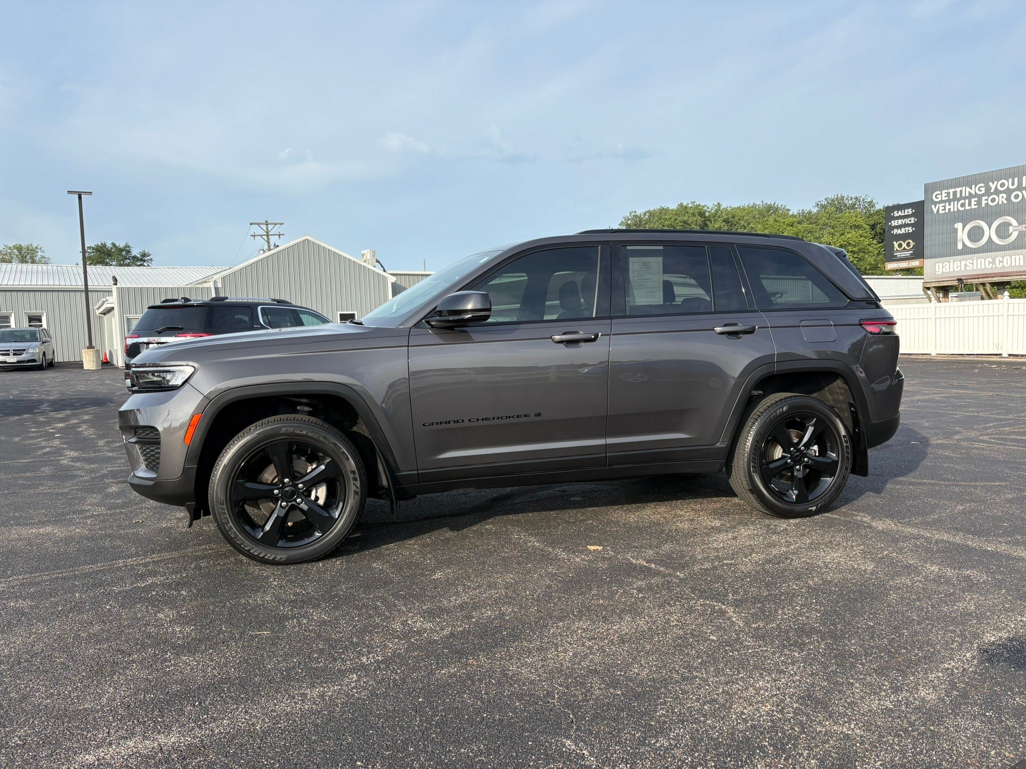 Used 2023 Jeep Grand Cherokee Altitude AWD/4WD image 6
