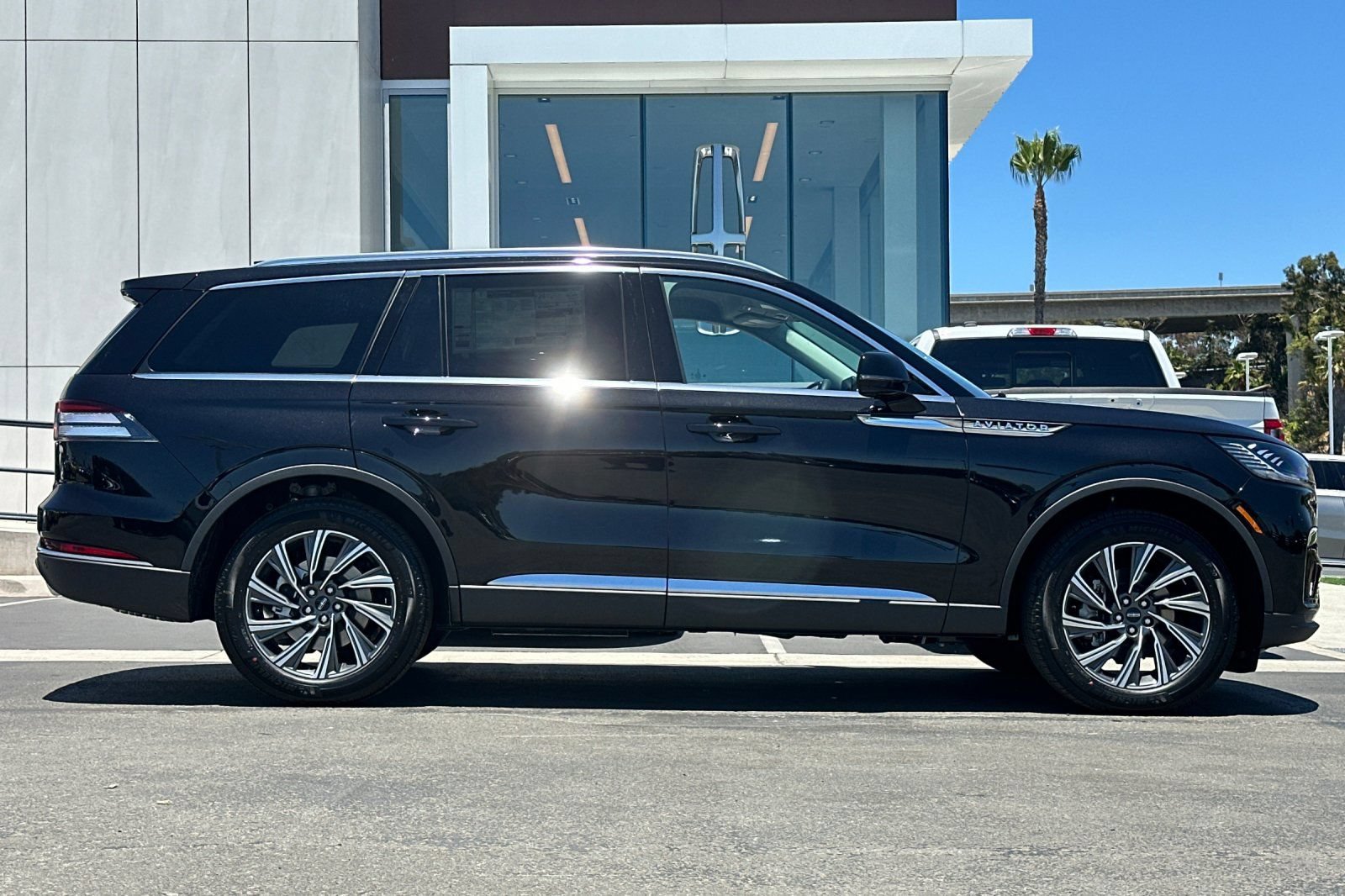 New 2026 Lincoln Aviator AWD image 2