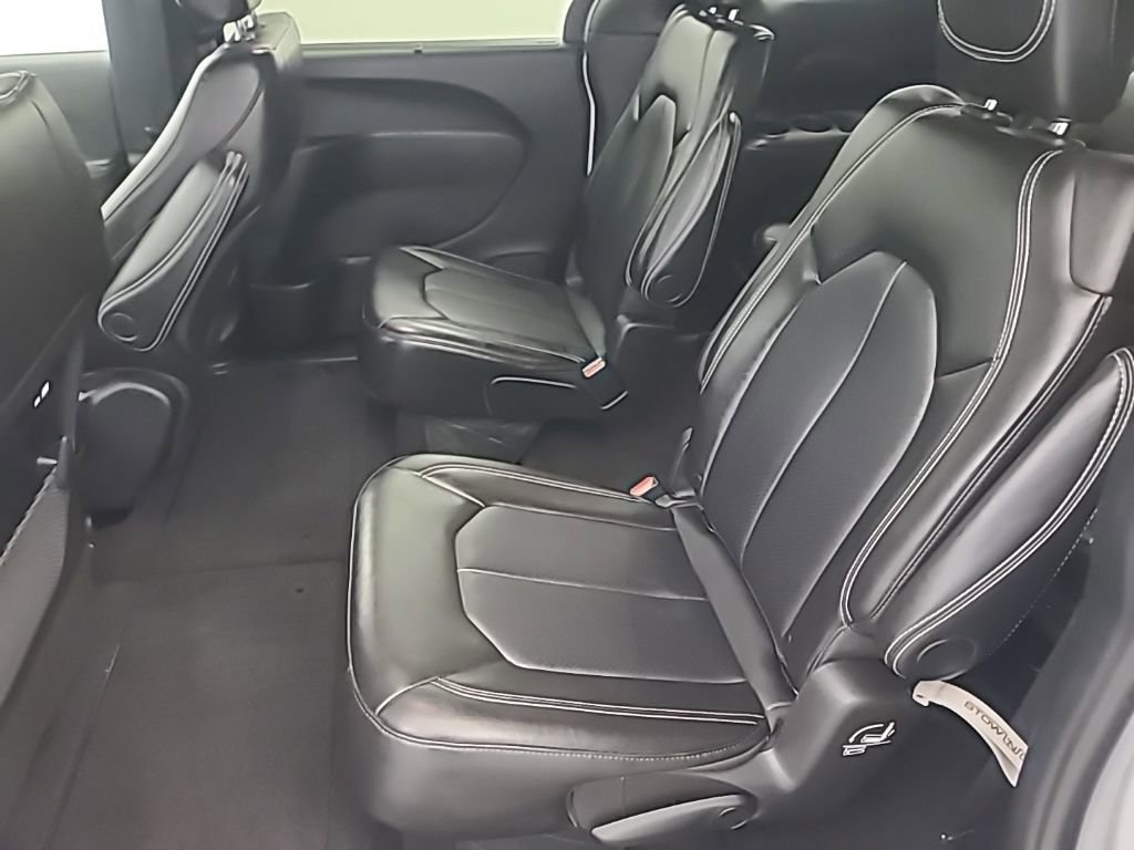 Used 2025 Chrysler Pacifica Select image 19