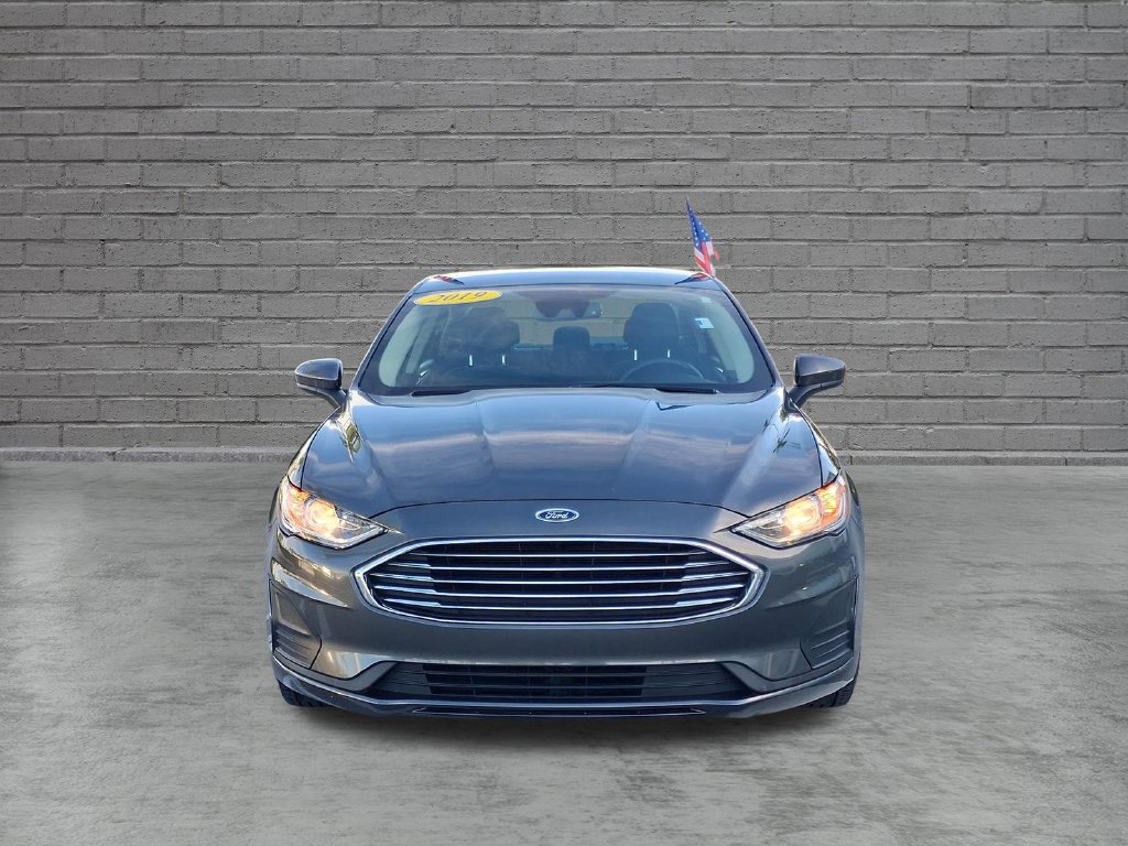Used 2019 Ford Fusion SE FWD image 2