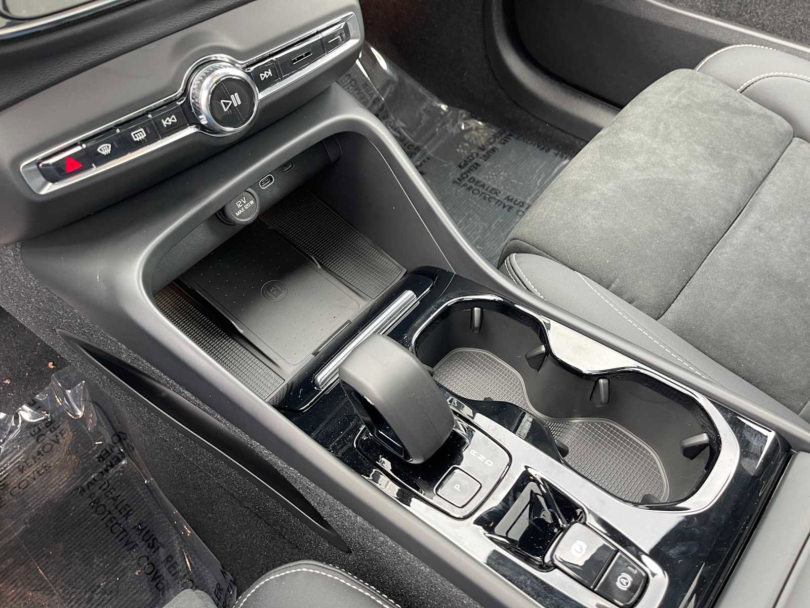 New 2023 Volvo XC40 B5 Plus w/ Protection Package Premier image 24