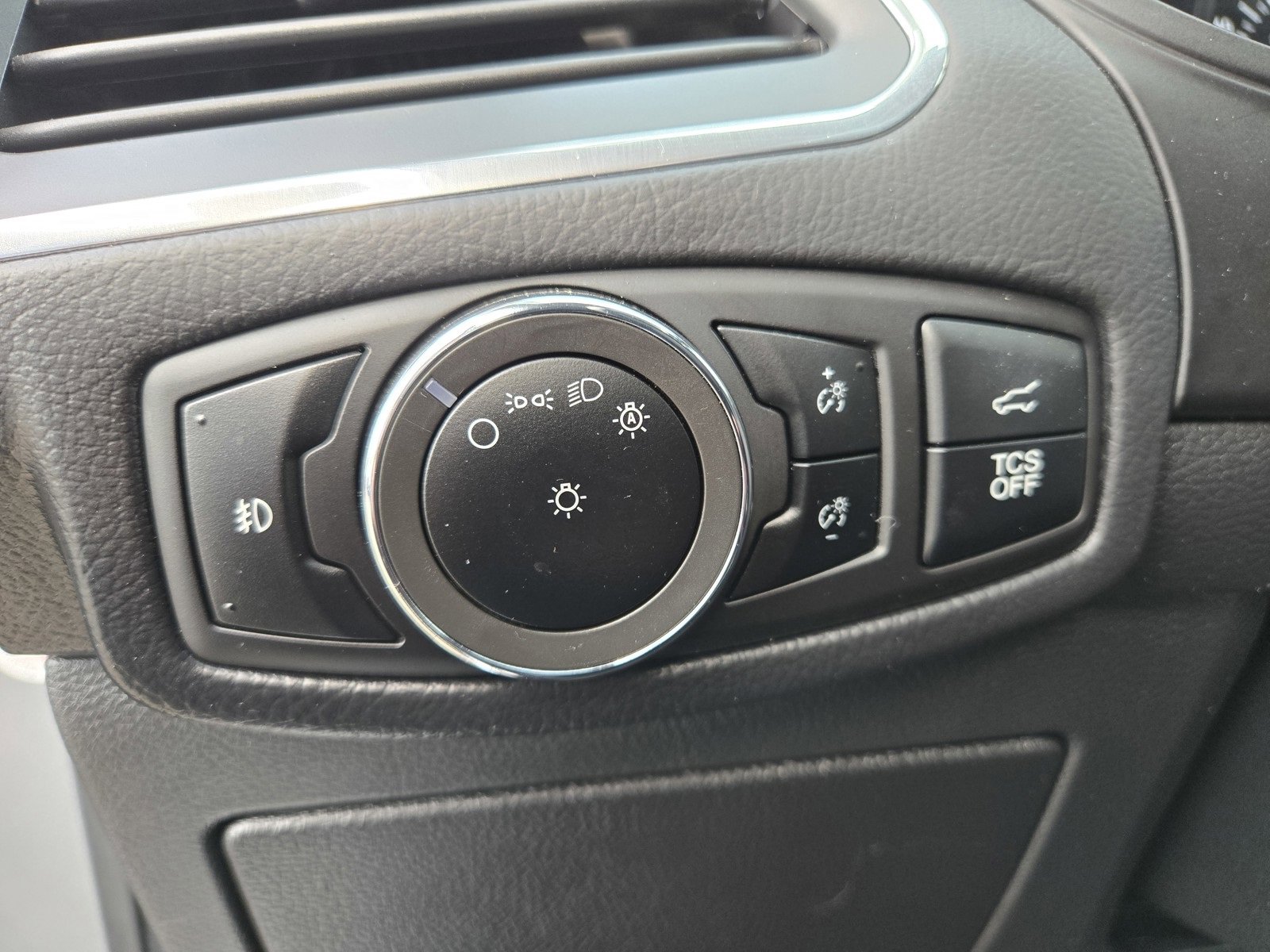 Used 2024 Ford Edge Titanium image 24