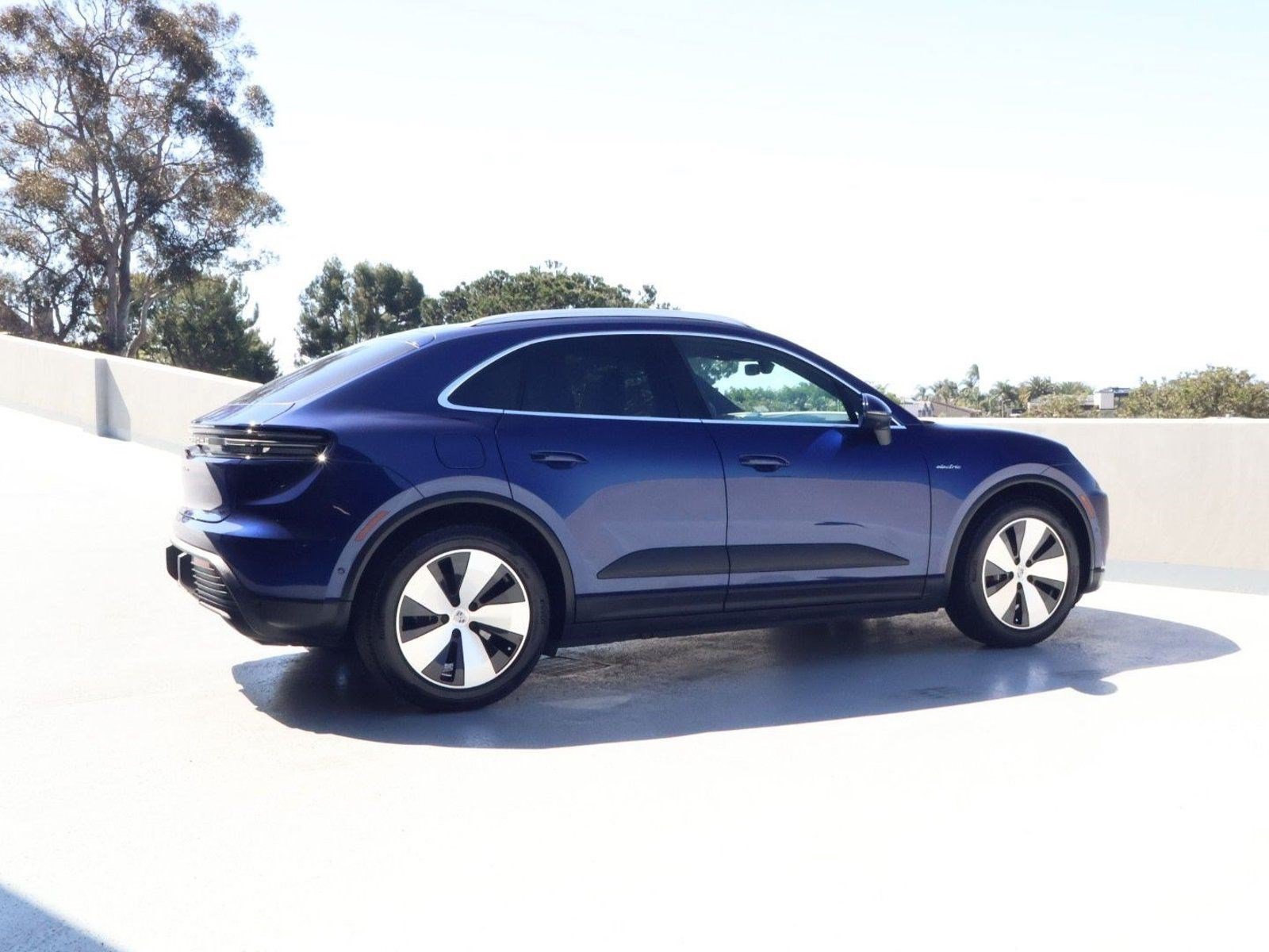 Certified 2025 Porsche Macan Electric RWD image 8