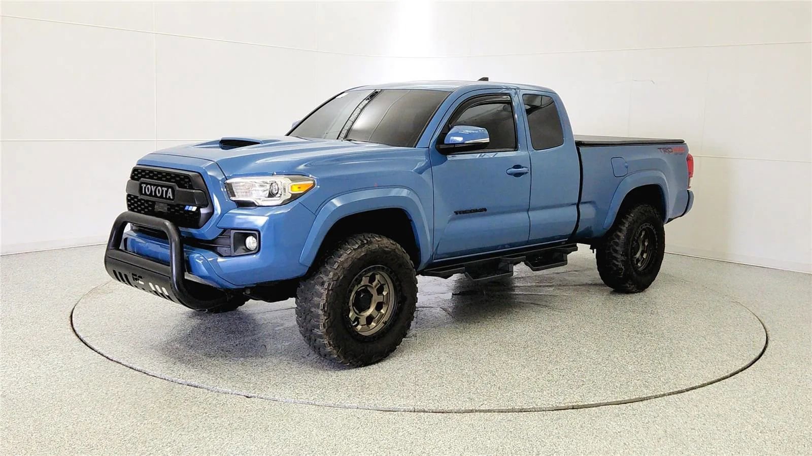 Used 2019 Toyota Tacoma TRD Sport image 3