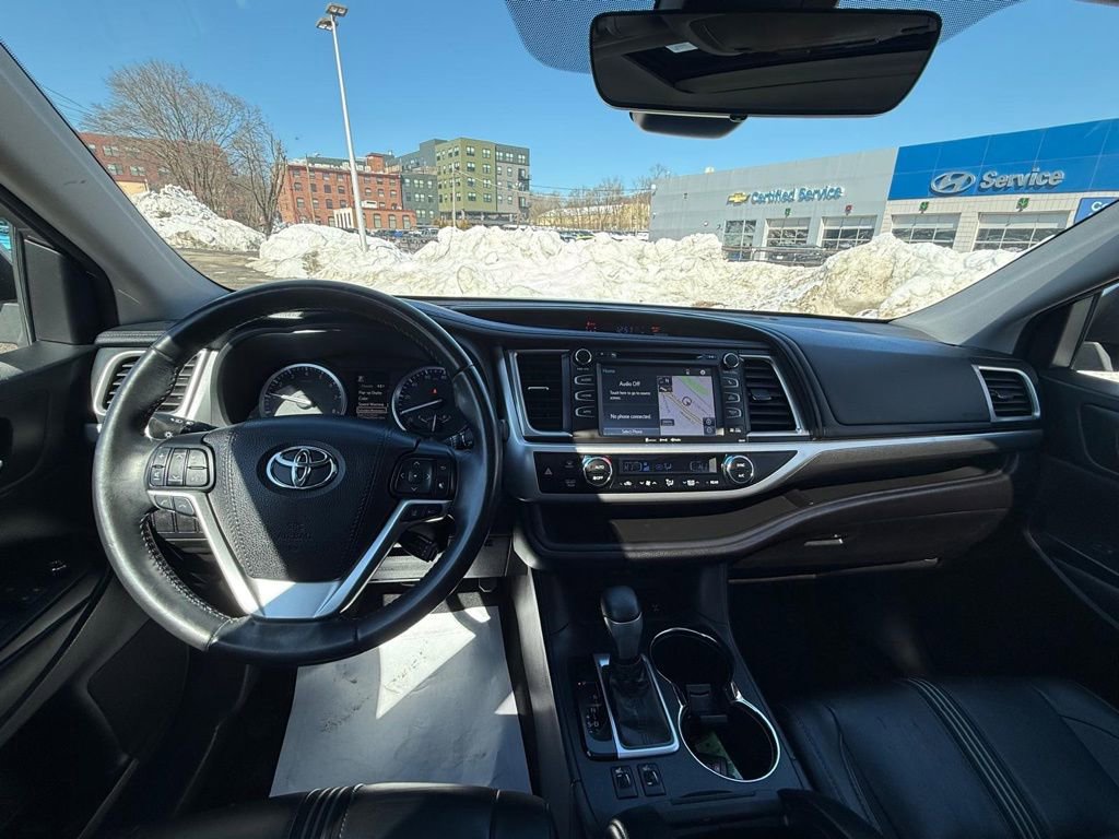 Used 2018 Toyota Highlander SE image 19
