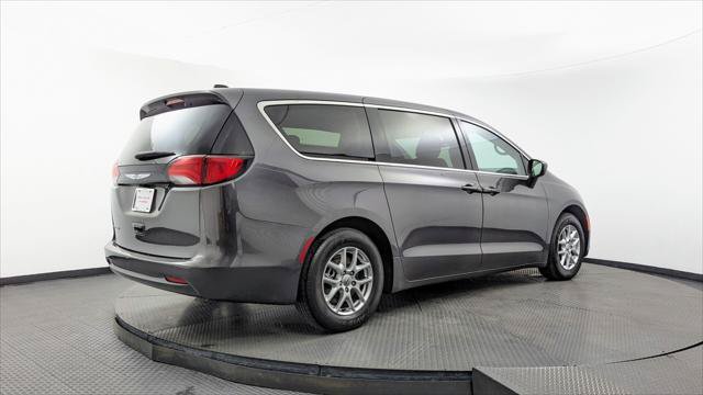 Used 2023 Chrysler Voyager LX FWD image 8